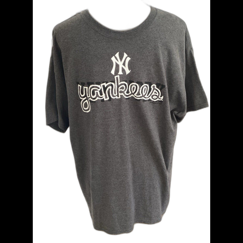 MLB T-Shirt Men’s Size L Color Gray New York Yankees Raised Print Genuine Merch